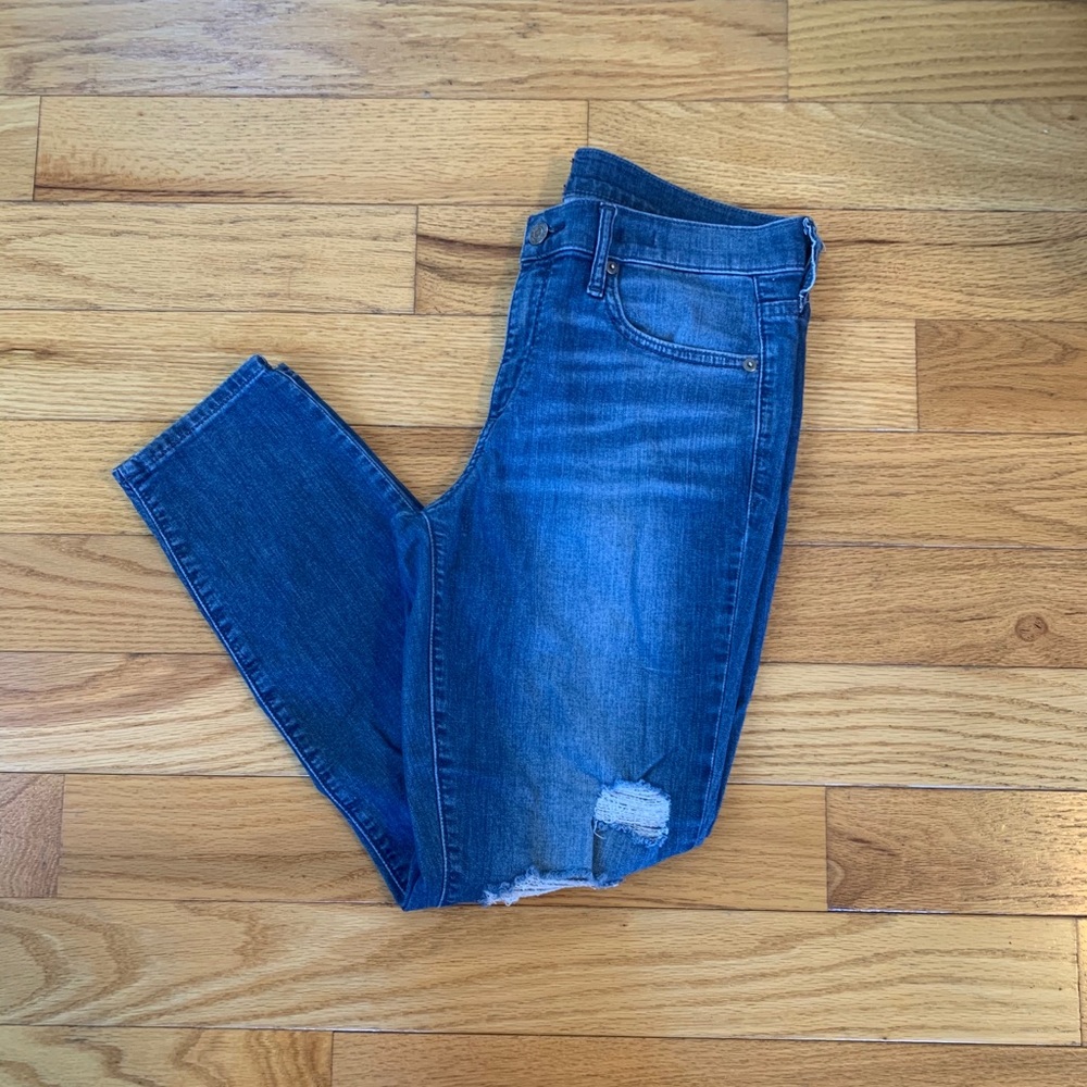 {Gap} Distressed Skinny Jeans